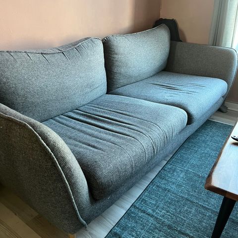 Sofa fra Skeidar gis bort