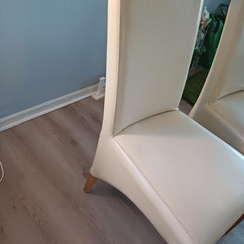 Spisebord fra IKEA og 6 stk offwhite stoler selges samlet