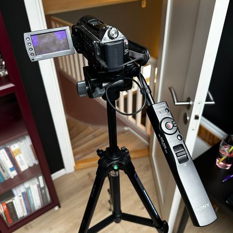 Sony hdr-cx11e + Tripod med fjernkontroll