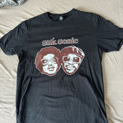 Silk Sonic t-skjorte