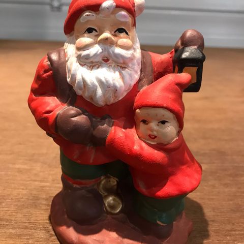 Nydelig julenisse med nissebarn. 12cm. 390kr.