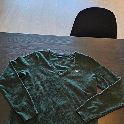 Ny klassisk grønn genser fra Gant i ull str M til salgs.