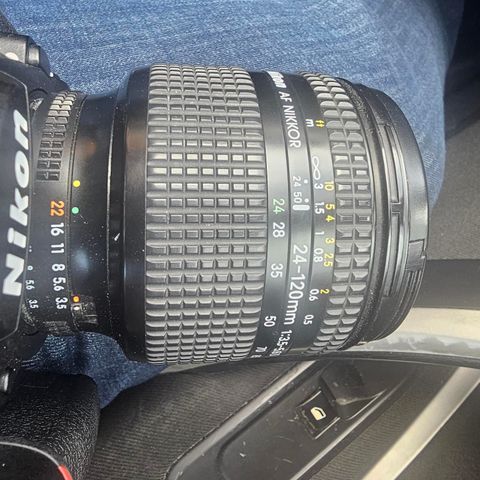Nikon 24-120 mm objektiv selges.