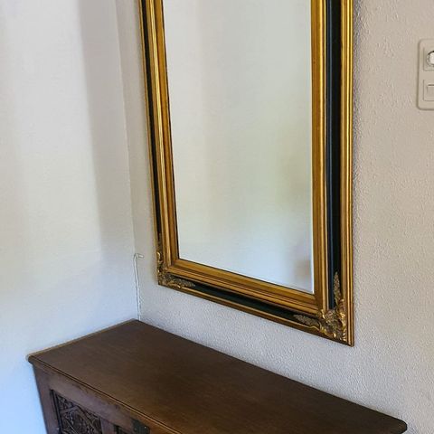 gammelt skap og speil