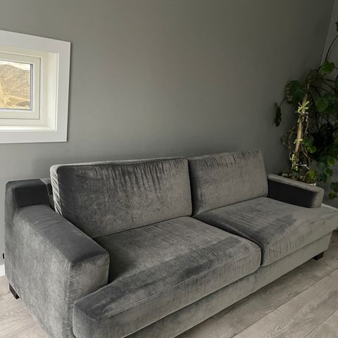 Velvet sofa nesten helt ny 3- seter