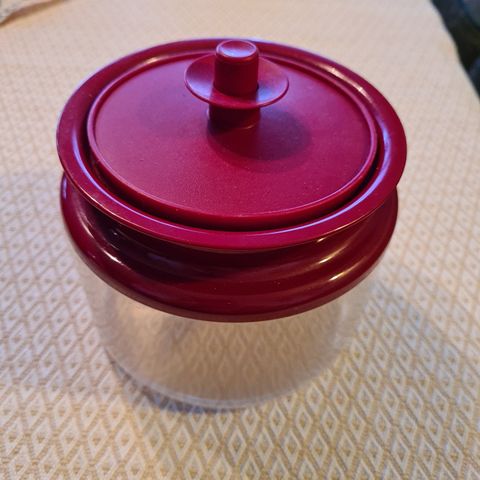 Tupperware gjennomsiktig boks med rødt lokk, 1,2 L