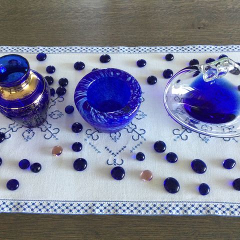 Glassvarer i blått glass: Liten vase og telysholder. Pris pr.stk. 50 kr