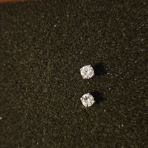 Diamantøredobber 1.00 ct m/ vurdering fra gullsmed .