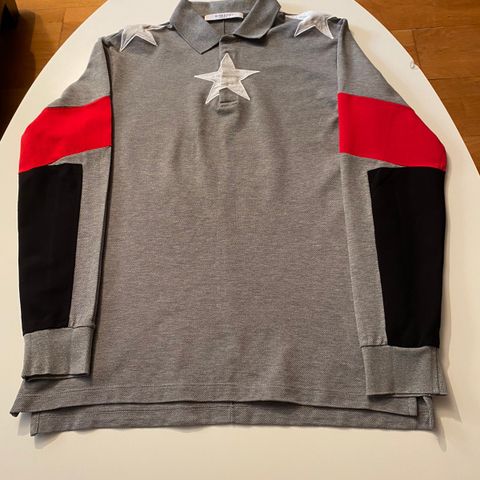 Lite brukt Givenchy piquet t-skjorte i str. M-L.  3400kr.