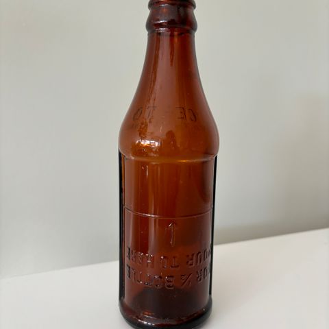 Vintage brun Certo glassflaske. Opp-ned mål