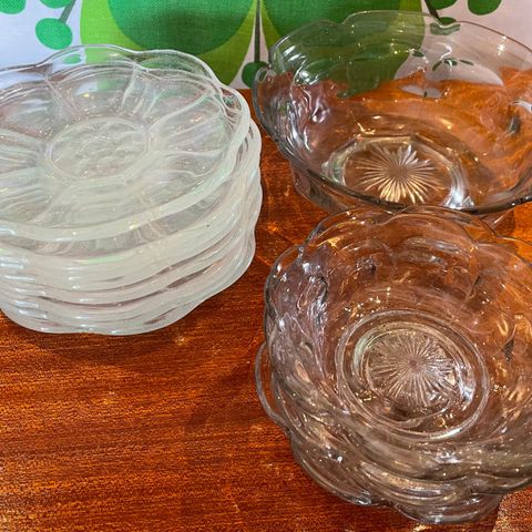 Gamle glass asjetter, Venus m/flere og glass skåler.