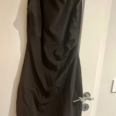 Riccovero klassisk svart kjole