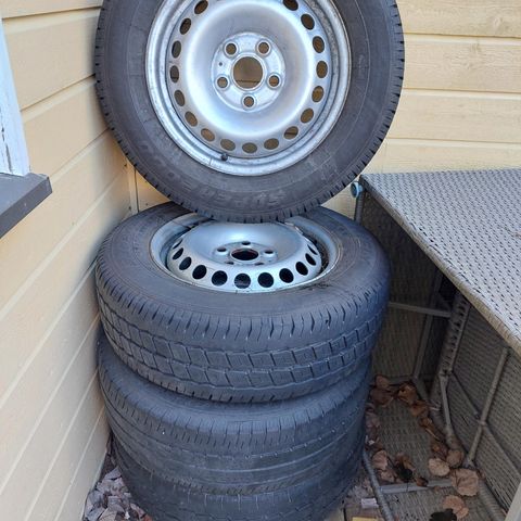 Dekkene med original felger 215/65R 16C TIL VW CARRAVELLE T5OG T6