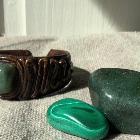 Rustikt og spennende armbånd med aventurin og 2 grønne smykkesteiner