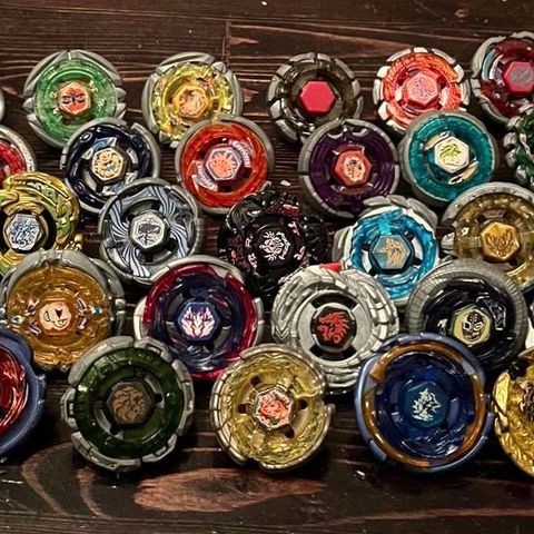 Beyblades selges (Takara Tomy og Hasbro)