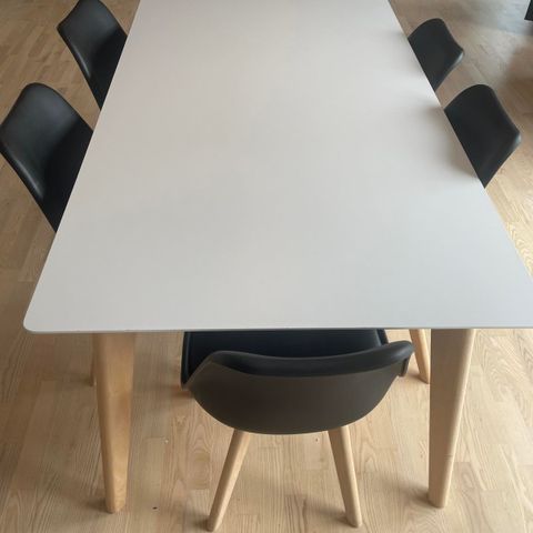 Spisebord og stolar