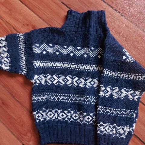 Hjemme strikket genser