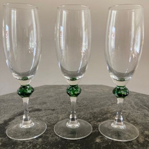 Luminarc vinglass med grønn glasskule på stetten