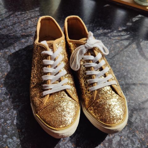 Gull sko til russetiden