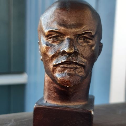 Lenin. 8 cm.