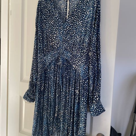 Flott blå mønstret kjole L fra Mango, splitt i  ryggen