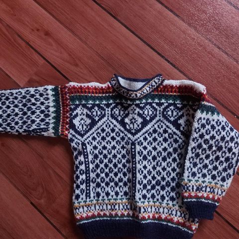 Hjemme strikket genser