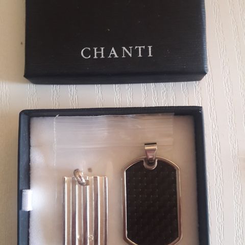 2 stk Chanti smykker inkl kjede og boks. Ubrukt.