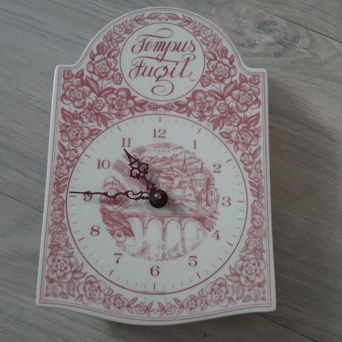 Veggur Tempus Fugit, roser motiv, gammel, vintage.