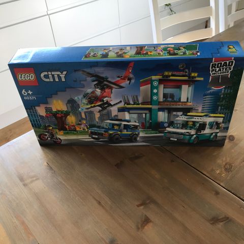 Uåpnet og billig 60371 Lego city. Base for utrykningskjøretøy.