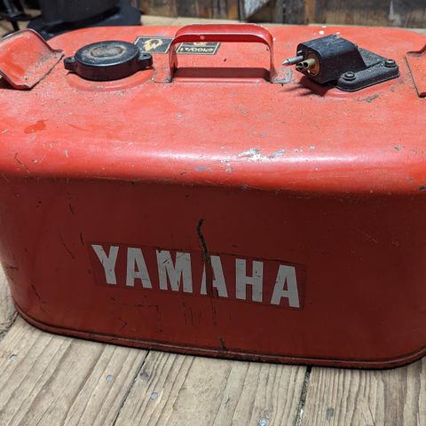 Eldre Yamaha bensintank selges