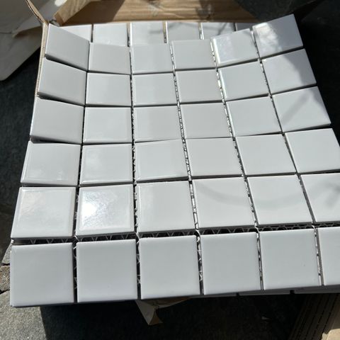 Hvite mosaikkfliser, 5x5 cm, totalt 15 brett  a 30X30 cm.