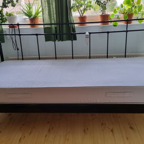 Klassisk seng/daybed i svart metall, IKEA
