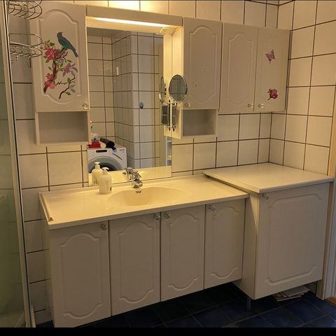 Bad vask speil innredning toalett selges samlet