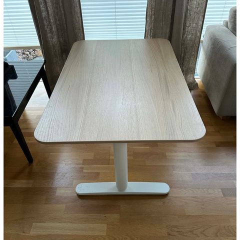 Ikea Bekant skrivebord lite brukt selges.