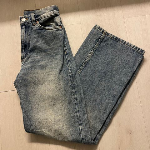 Wide-leg jeans fra Monki. Str 25.