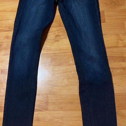 Jeans i merket J. Brand i mellom blå i str. 25-26/small m/stretch