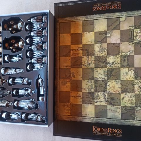 Vintage Lord of the rings the Fellowship of the ring Chess set