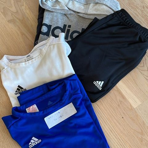 2stk Adidas T-shirt, 1stk Adidas treningsbukse og 1stk Adidas  hettegenser