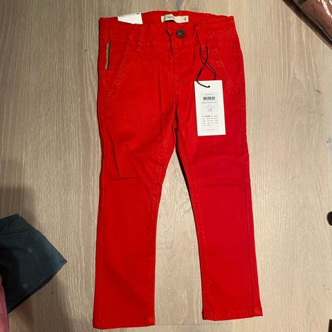Kul rød «slim»  jeans i str 98