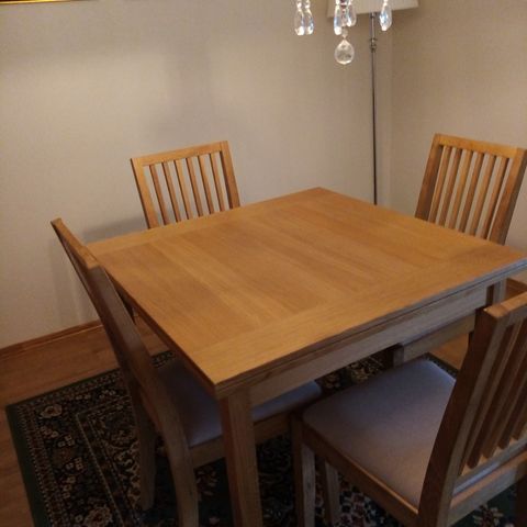 Spisebord med 4 stoler i lys eik