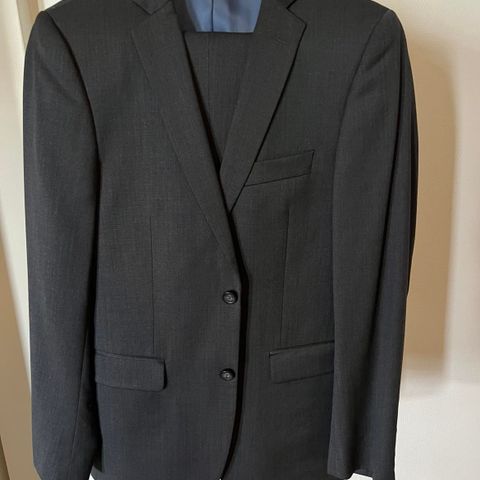 Koksgrå dress jakke og bukse fra Dressmann