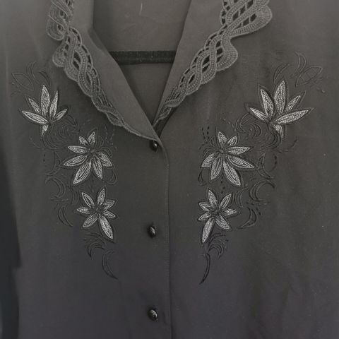 Søt bluse i retro/westernstil, passer 44/46