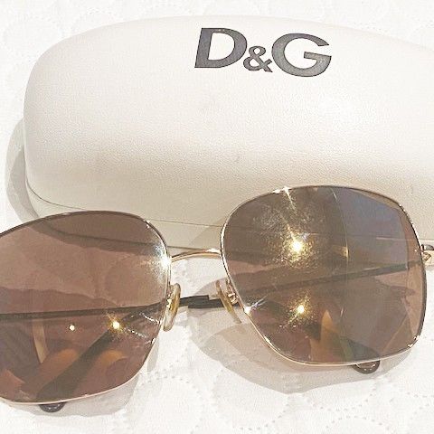 Solbriller i gullfarge fra D&G