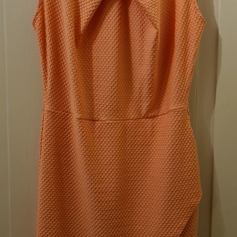 Nydelig ubrukt kjole i retro, vintage stil str. M, korall farget.