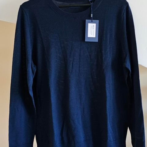 Nydelig klassisk Ny blå Gant genser i 100% merinoull m tags til salgs.