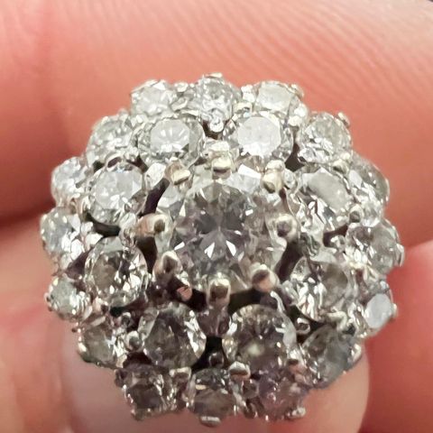 Nydelig Rosett Diamantring vurderes solgt