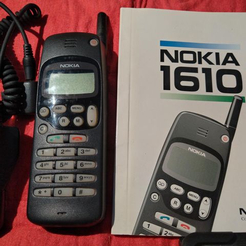 2 stk Nokia 1610 med lader og hefte