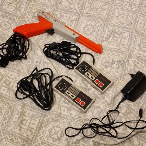 Original Nintendo (NES) selges med 2 kontroller og alt ustyr