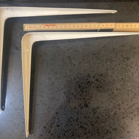 2 identiske nye, solide hyllevinkler / hylleknekter. 30/25 cm. I hvitmalt metall