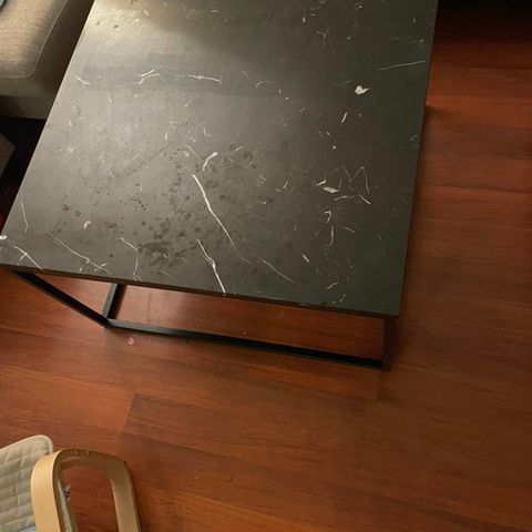 Svart bord i marmor